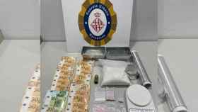Sustancias y dinero en efectivo requisados al detenido por tráfico de drogas / GUARDIA URBANA