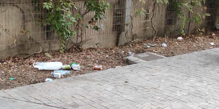 Los vecinos del Raval denuncian el problema de la suciedad del barrio / CEDIDA