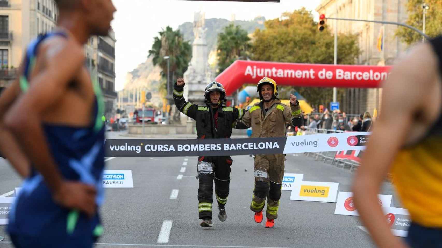 Dos bomberos cruzan la meta de la Cursa de Bombers / CURSA DE BOMBERS DE BARCELONA