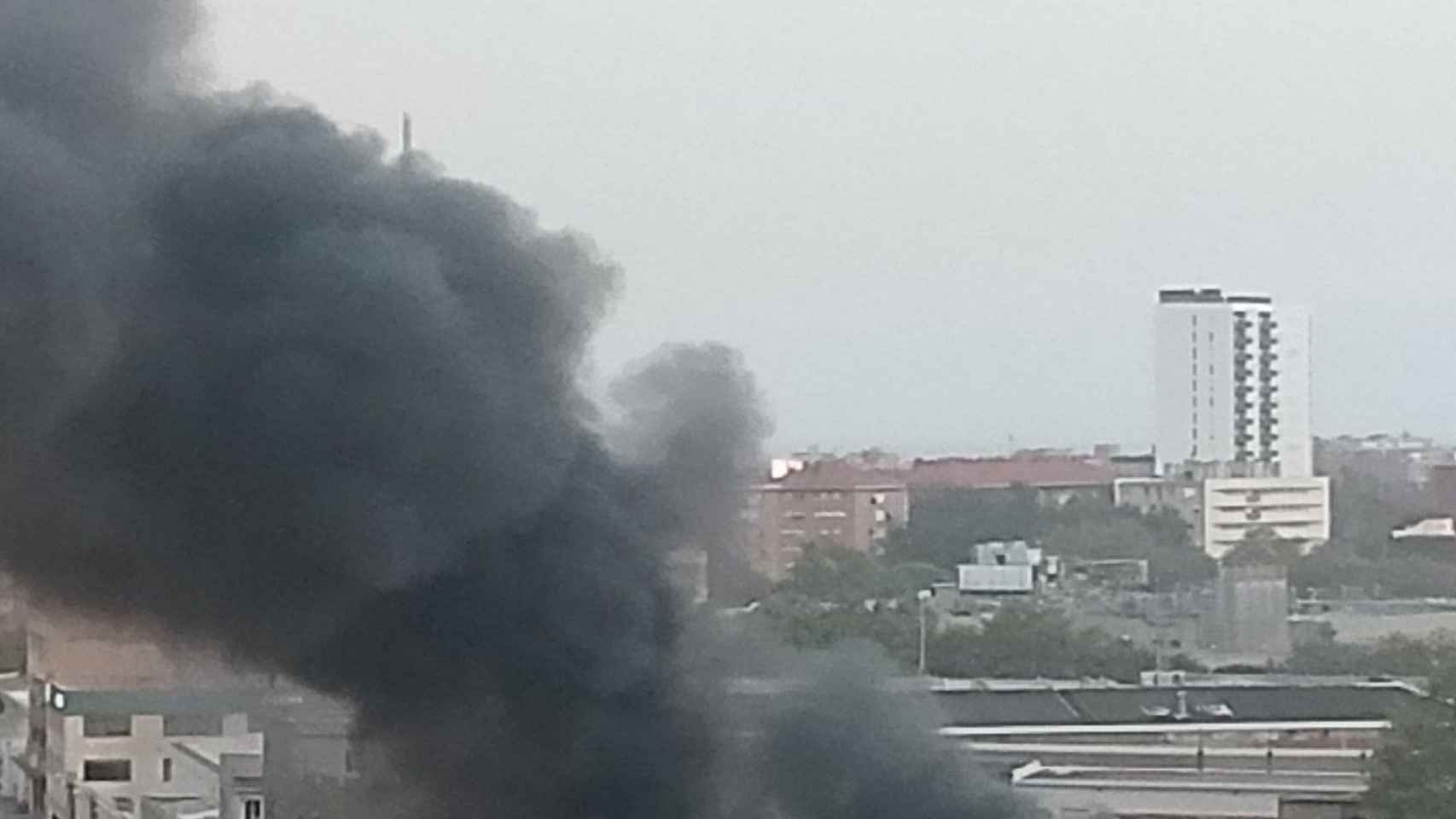 Incendio en una vieja gasolinera en Sant Martí / TWITTER