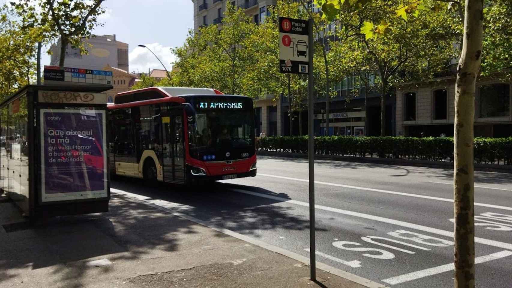 Un bus exprés X1 de TMB en la Gran Via / METRÓPOLI - JORDI SUBIRANA