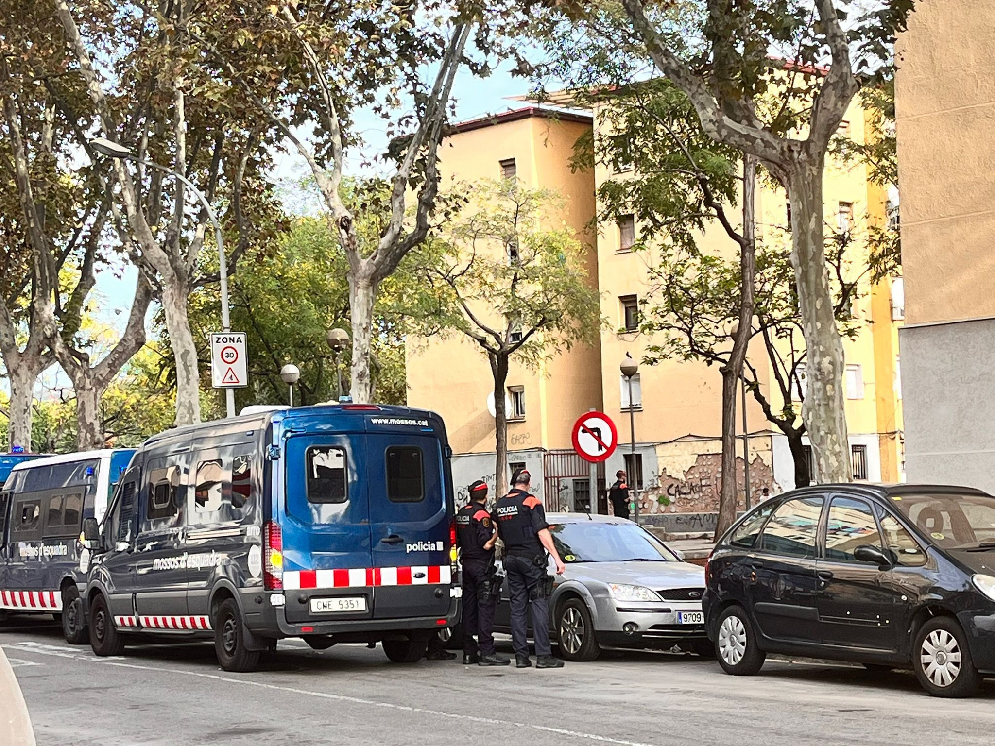 Varios furgones de Mossos y decenas de agentes desplegados en Sant Roc / ÁNGELA VÁZQUEZ