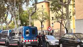 Varios furgones de Mossos y decenas de agentes desplegados en Sant Roc (Badalona) / ÁNGELA VÁZQUEZ