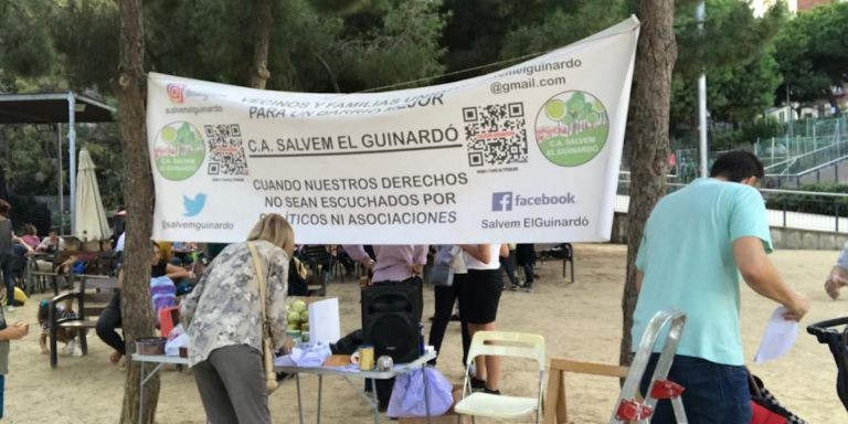 La asociación Salvemos el Guinardó en una concentración en los jardines / ALBA CARNICÉ