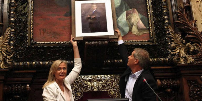 Ángeles Esteller y Alberto Fernández, del PP cuelgan la foto del Rey en el salón de plenos del Ayuntamiento en 2015 / EFE