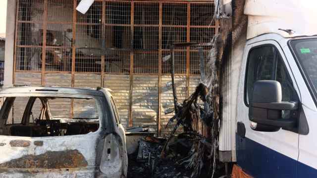 Así ha quedado la gasolinera okupada en Sant Martí después del incendio / METRÓPOLI