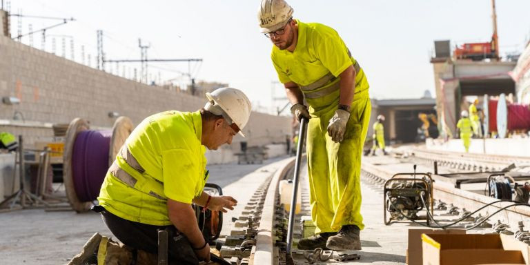 Dos obreros trabajan sobre una de las vías de Rodalies / LUIS MIGUEL AÑÓN - METRÓPOLI