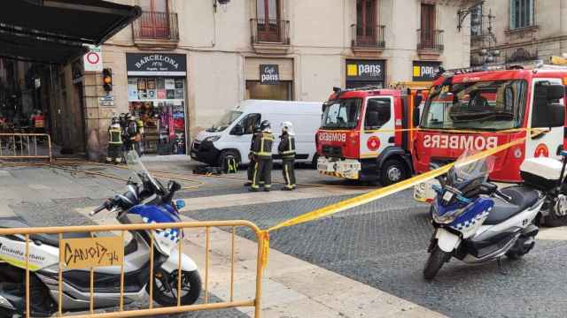 Los bomberos actúan en la plaza de Sant Jaume por una fuga de gas / BOMBERS