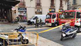 Los bomberos actúan en la plaza de Sant Jaume por una fuga de gas / BOMBERS