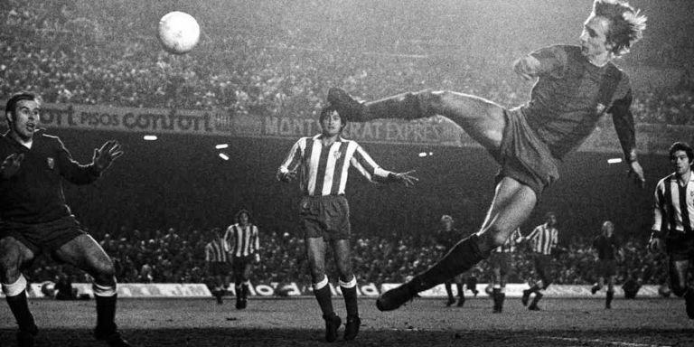 El gol de Johan Cruyff en el partido del Barça con el Atlético de Madrid en la temporada 1973-1974 / RAFA SEGUÍ