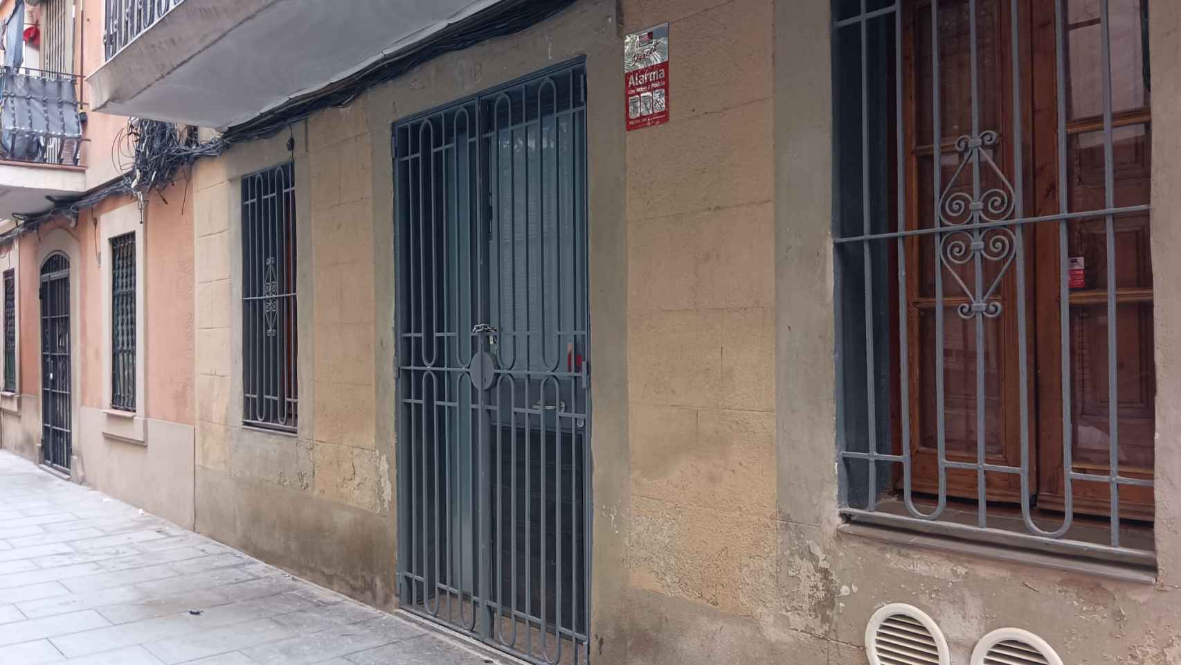 Los vecinos de la Barceloneta estarán obligados a retirar las rejas con los nuevos permisos de obra / METRÓPOLI