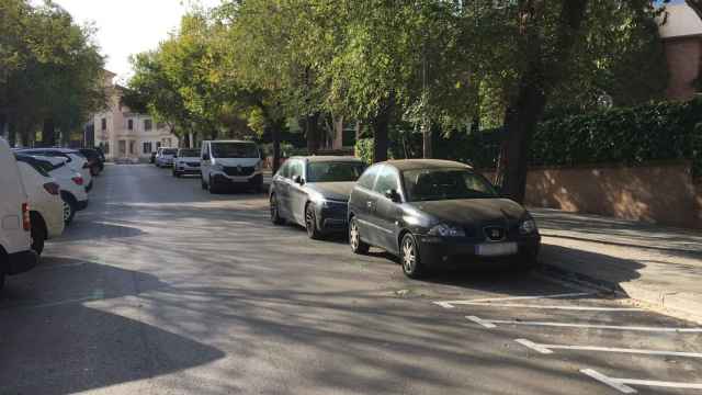 Vehículos aparcados en el área verde de la calle de Trias i Giró / METRÓPOLI - RP