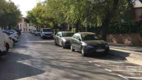 Vehículos aparcados en el área verde de la calle de Trias i Giró / METRÓPOLI - RP
