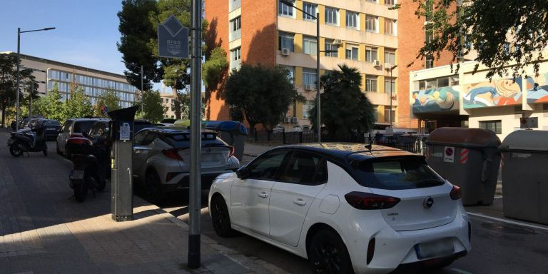 Vehículos aparcados en el área verde de la calle de Joan Obiols / METRÓPOLI - RP