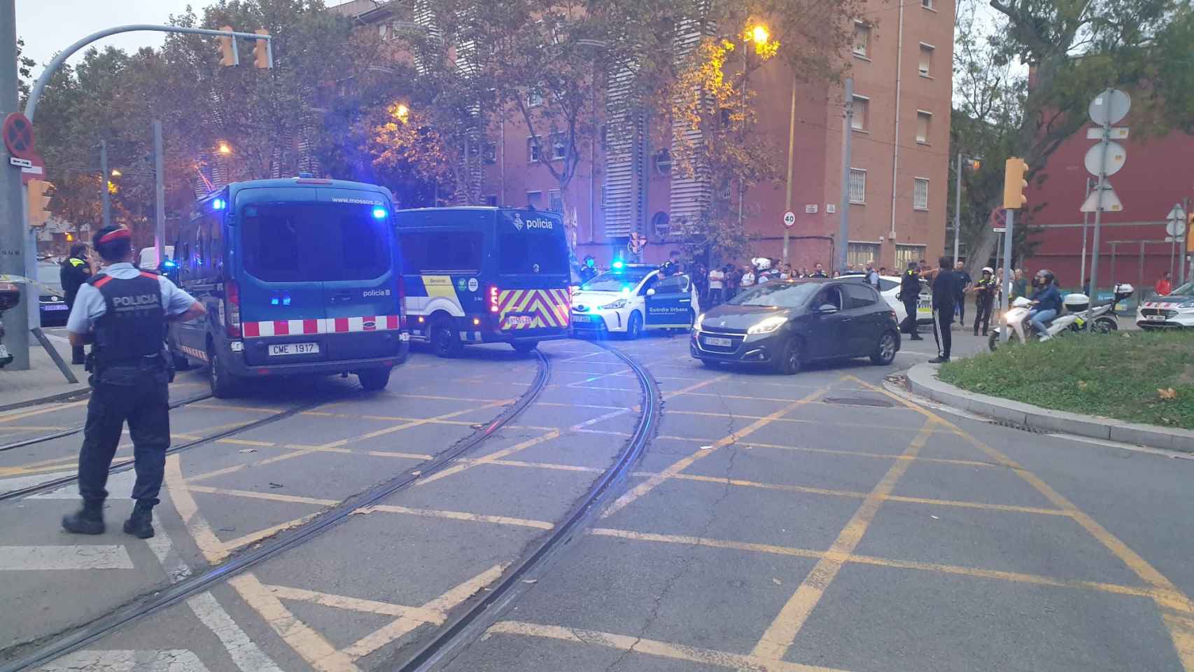 Varios furgones de los Mossos d'Esquadra en el lugar de una detención / CEDIDA