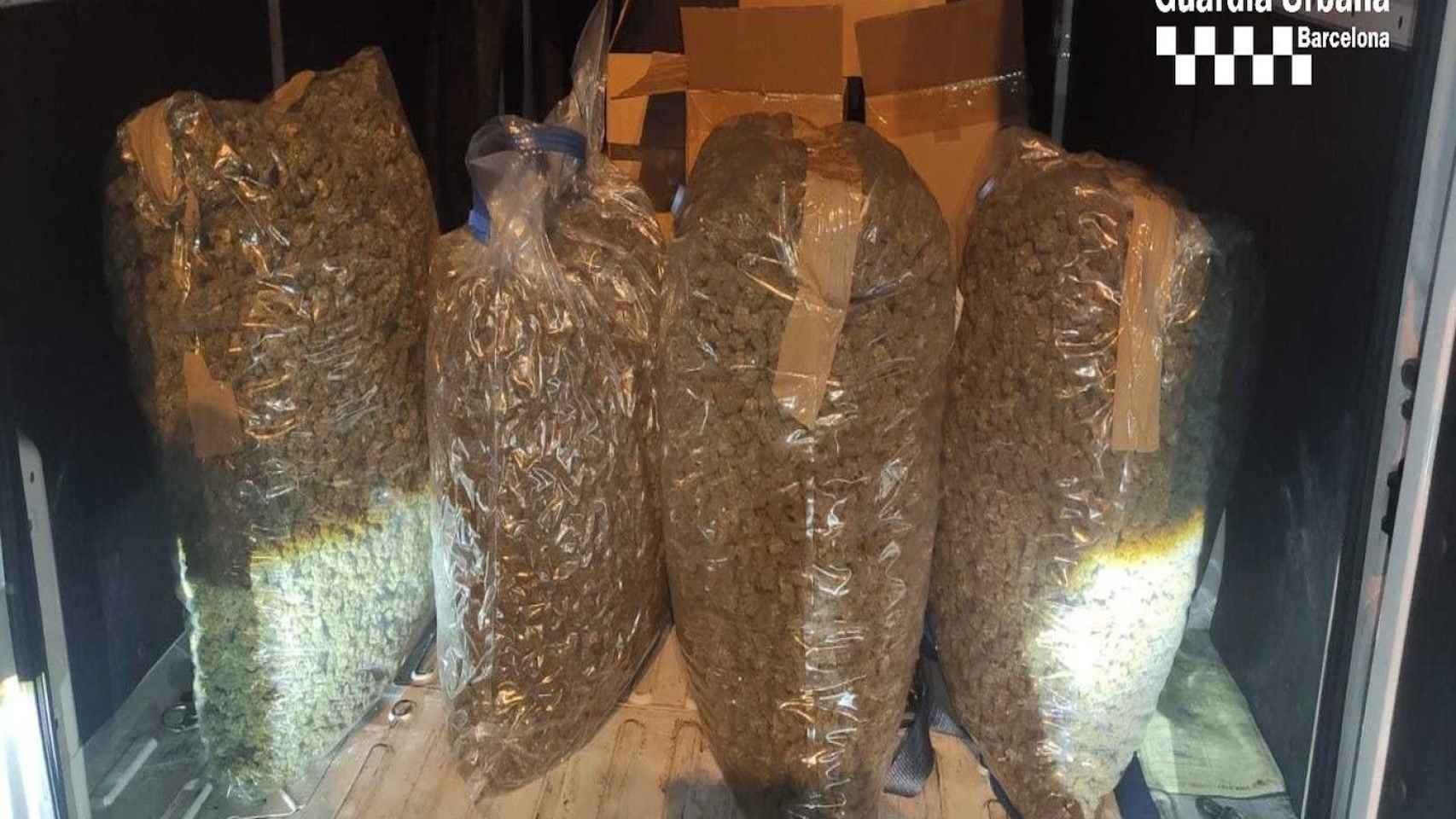 40 kg de marihuana incautada en una furgoneta / GUARDIA URBANA