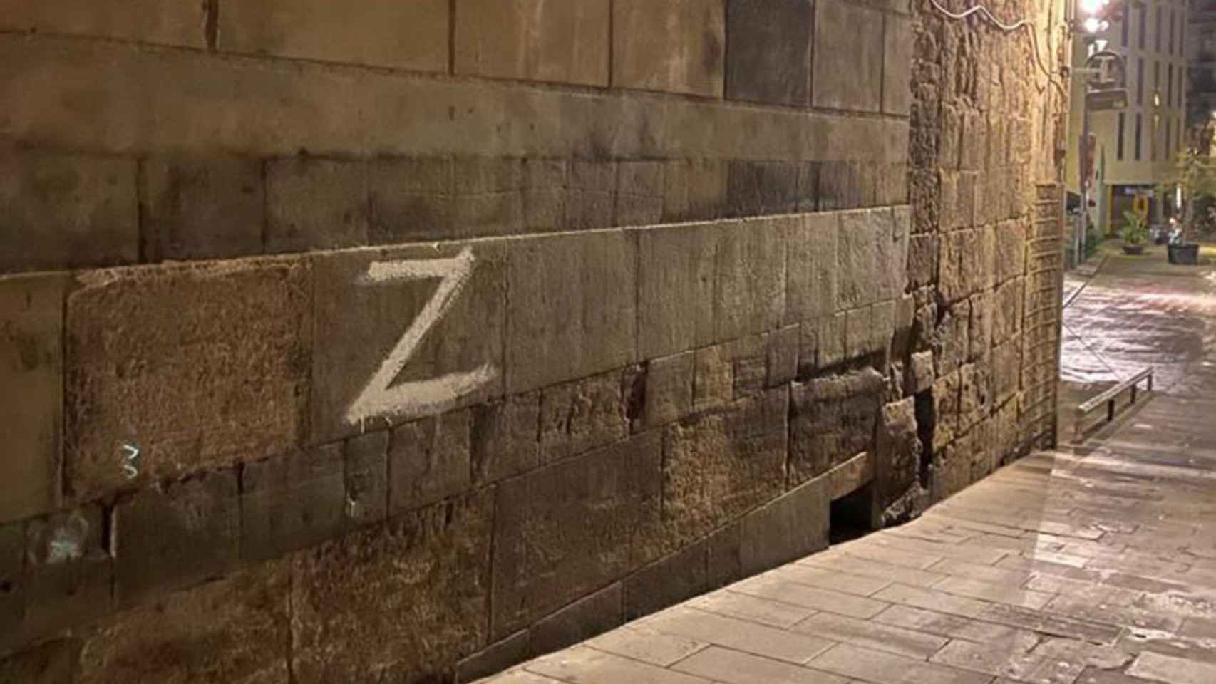 Pintada 'Z' contra Ucrania en Barcelona / MOSSOS