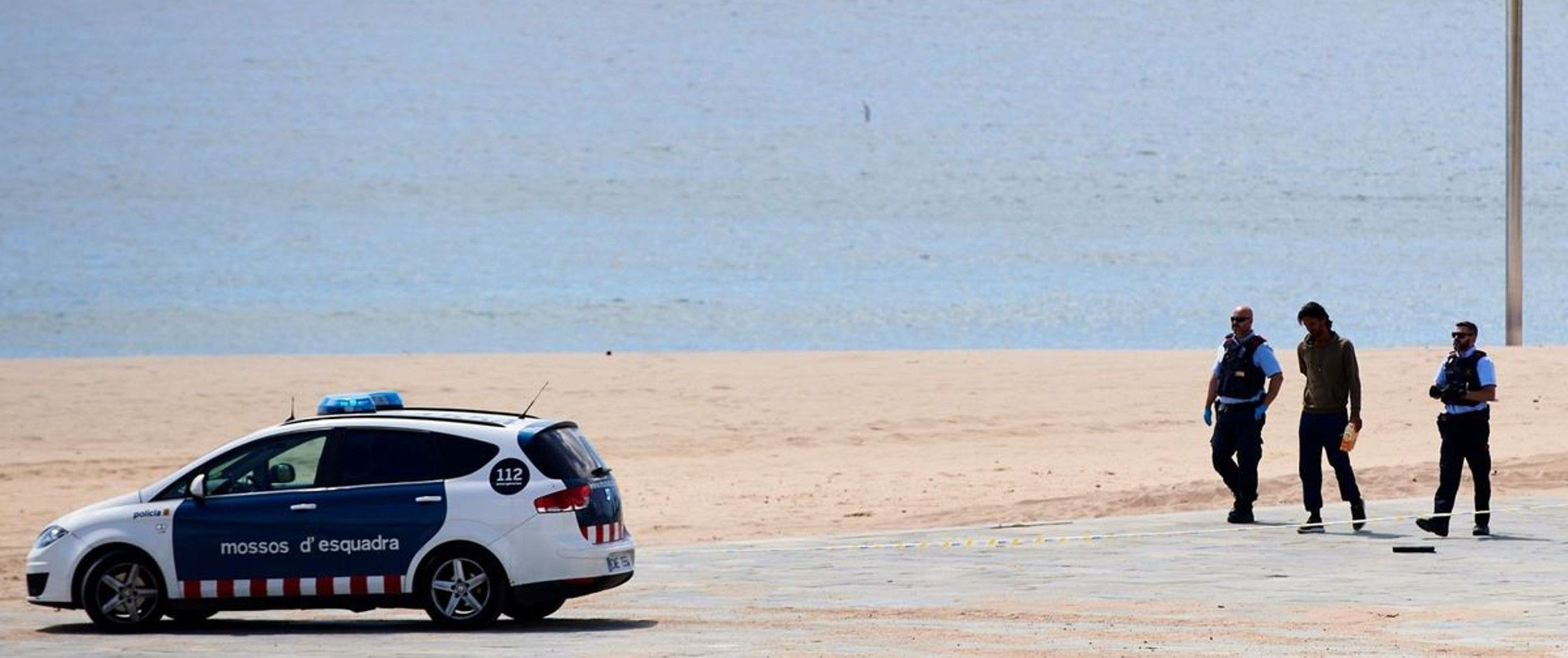 Agentes de los Mossos d'Esquadra en una playa de Badalona / EFE