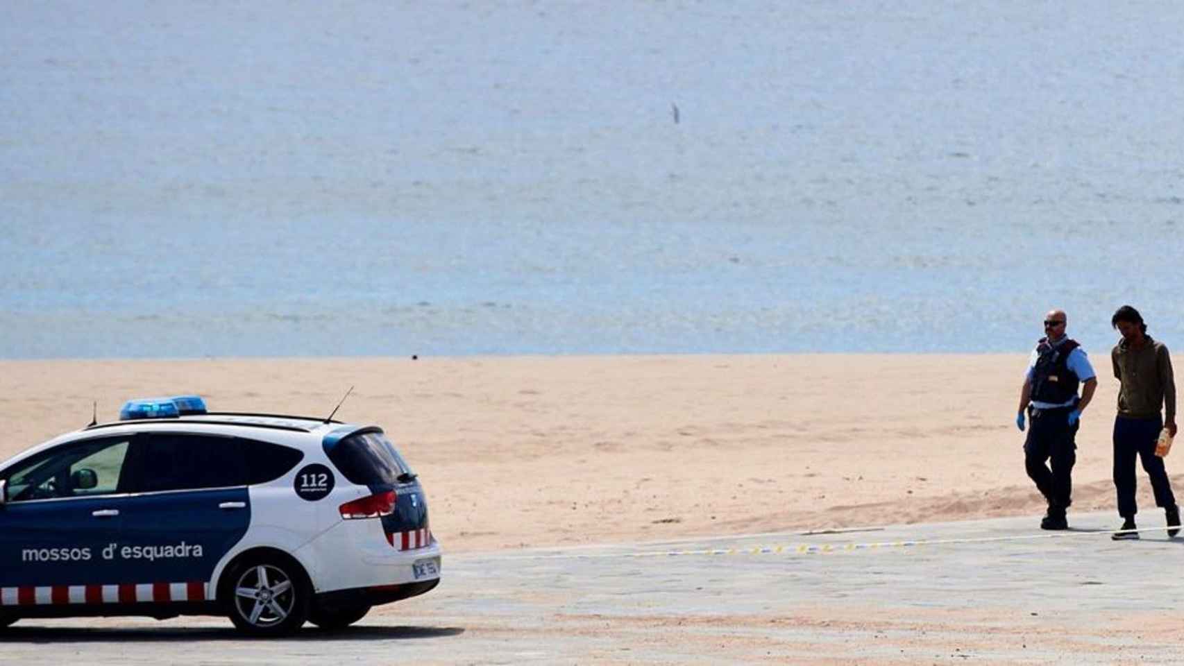 Agentes de los Mossos d'Esquadra en una playa de Badalona / EFE