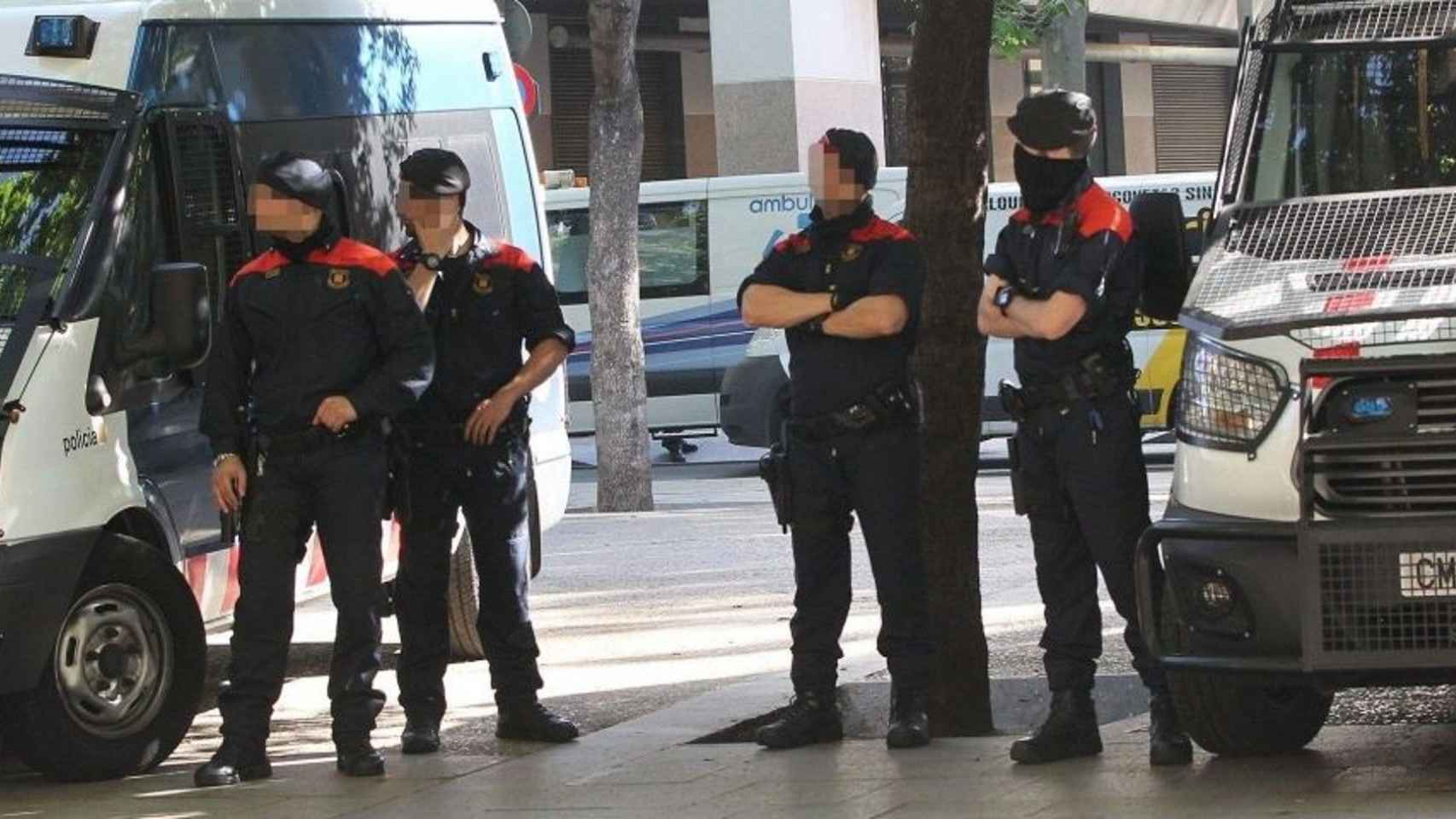 Agentes de los Mossos en Barcelona en una imagen de archivo / EFE