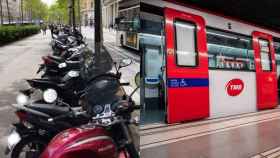Fotomontaje de motos aparcadas en la Gran Via y un metro de Barcelona / METRÓPOLI - EUROPA PRESS