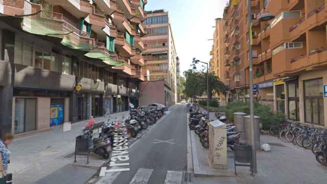 Calle de Vic, donde un hombre apuñaló a su expareja en Gràcia / GOOGLE MAPS