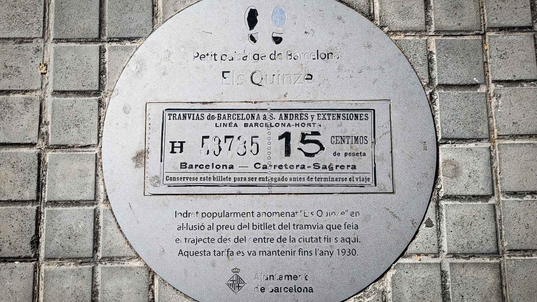 Una placa sobre la acera en el paseo de Maragall que recuerda la historia de 'Els quinze' / INMA SANTOS