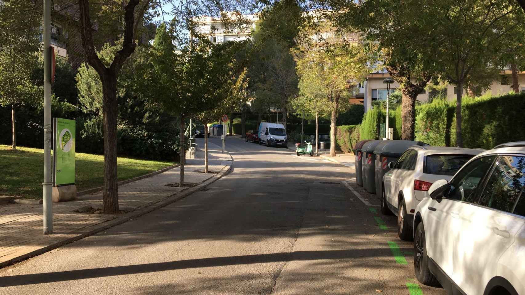 Vehículos estacionados en la calle de Manuel Ballbé / METRÓPOLI - RP