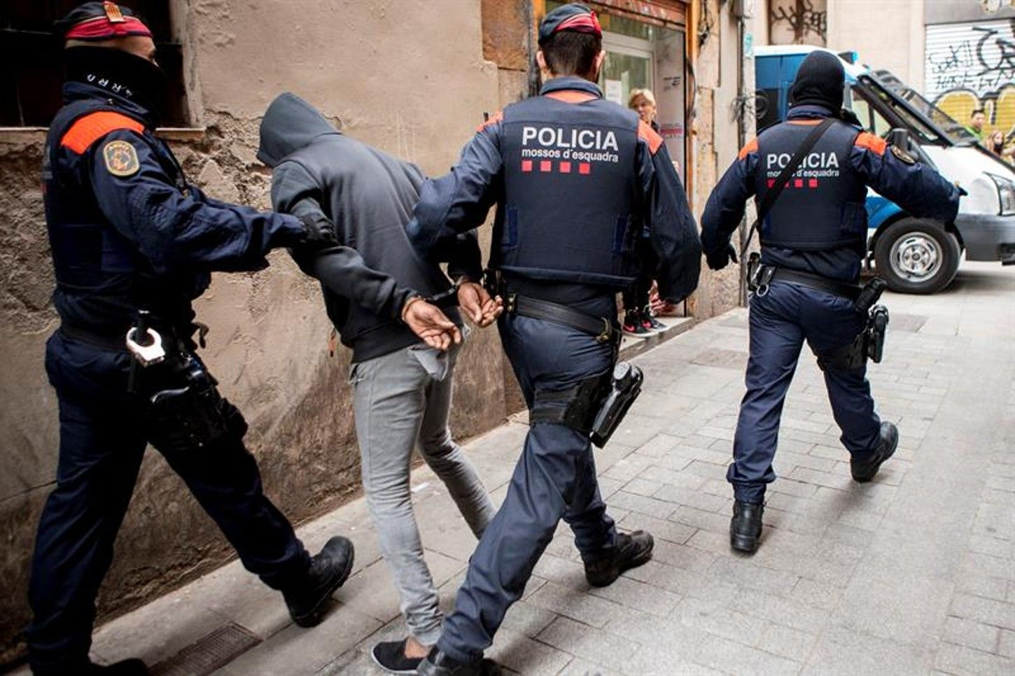 Agentes de los Mossos d'Esquadra con un detenido / EFE