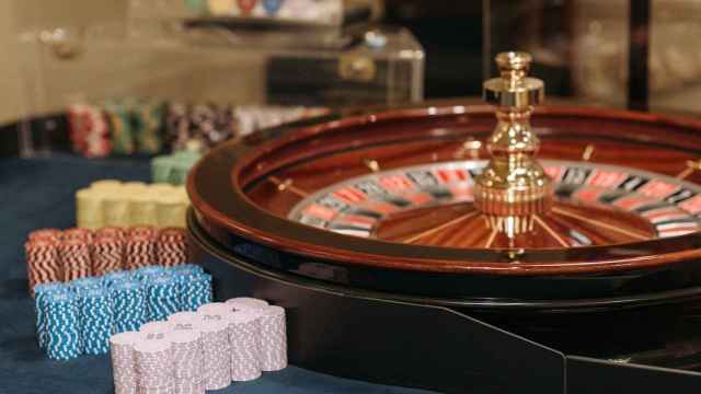 Ruleta y fichas de juego / PEXELS