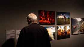 Un visitante observa fotografías en el World Press Photo 2022 en Barcelona / LUIS MIGUEL AÑÓN - METRÓPOLI