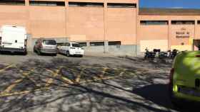 Vehículos estacionados en el aparcamiento del mercado de Montserrat / METRÓPOLI - RP