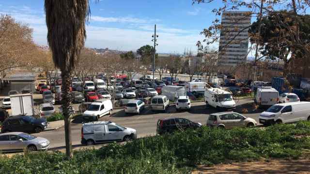 Vehículos aparcados en el antiguo parking del mercado de Montserrat / METRÓPOLI - RP