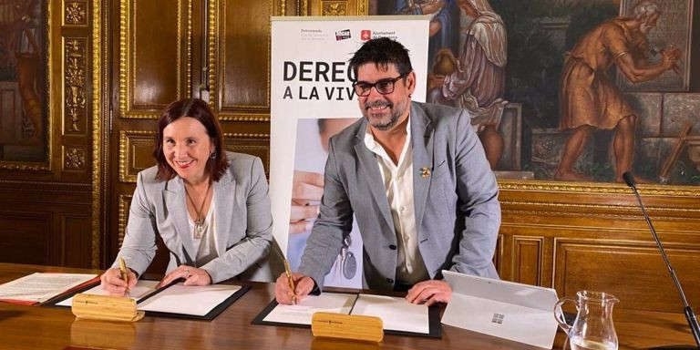 La comisionada de Acción Social de Barcelona, Sonia Fuertes, y el director general de Hogar Sí, José Manuel Caballol, firman un convenio / EUROPA PRESS