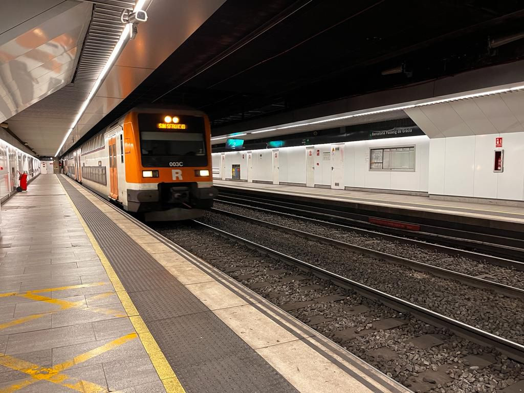 Un tren de Rodalies, donde hay huelga este viernes, llegando a la estación de Passeig de Gràcia / P.R. - METRÓPOLI