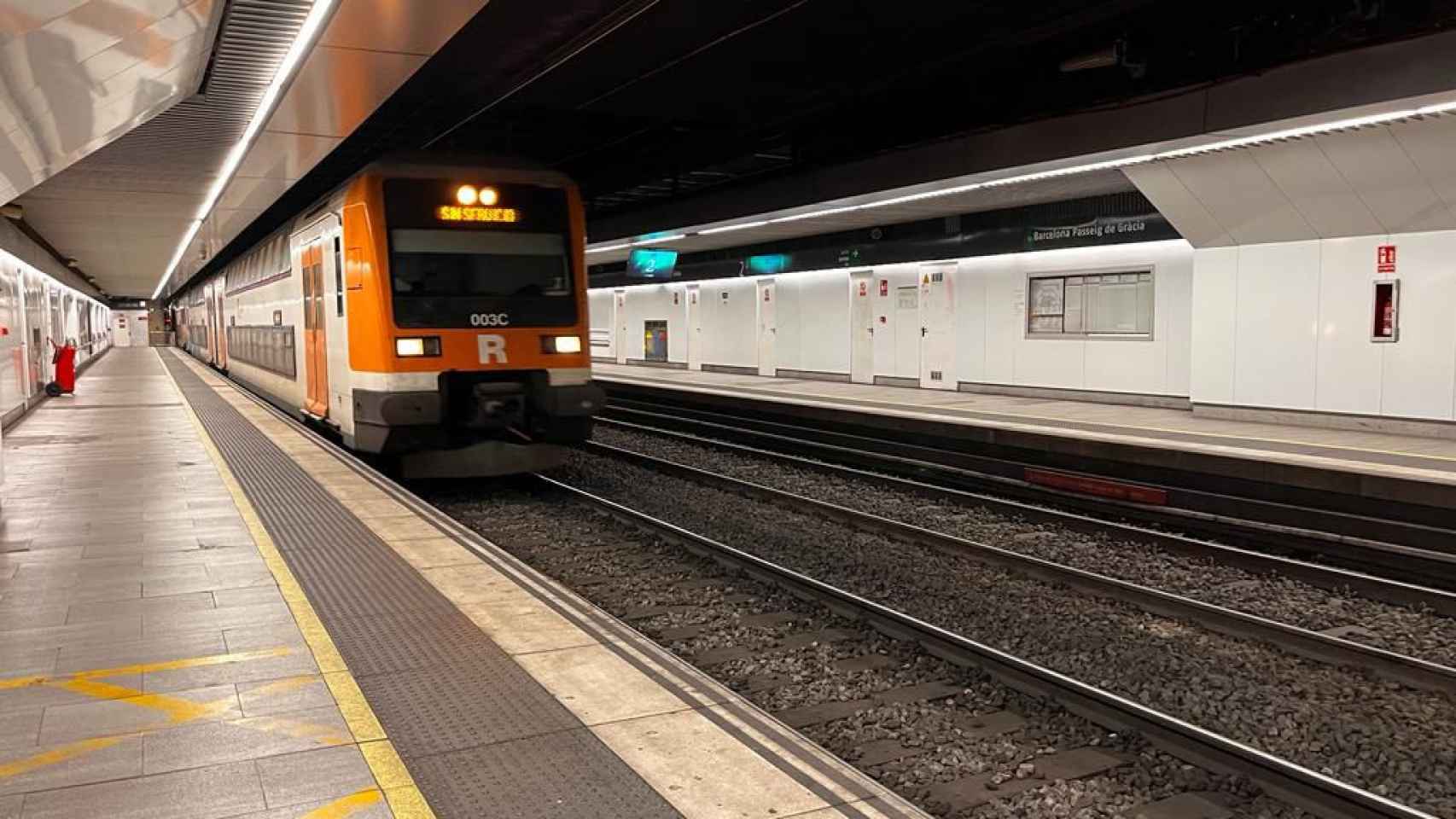 Un tren de la R2 nord de Rodalies, llegando a la estación de Passeig de Gràcia / P.R. - METRÓPOLI
