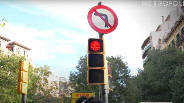 Semáforo en rojo de la calle Rosselló con Pau Claris /  LUIS MIGUEL AÑÓN