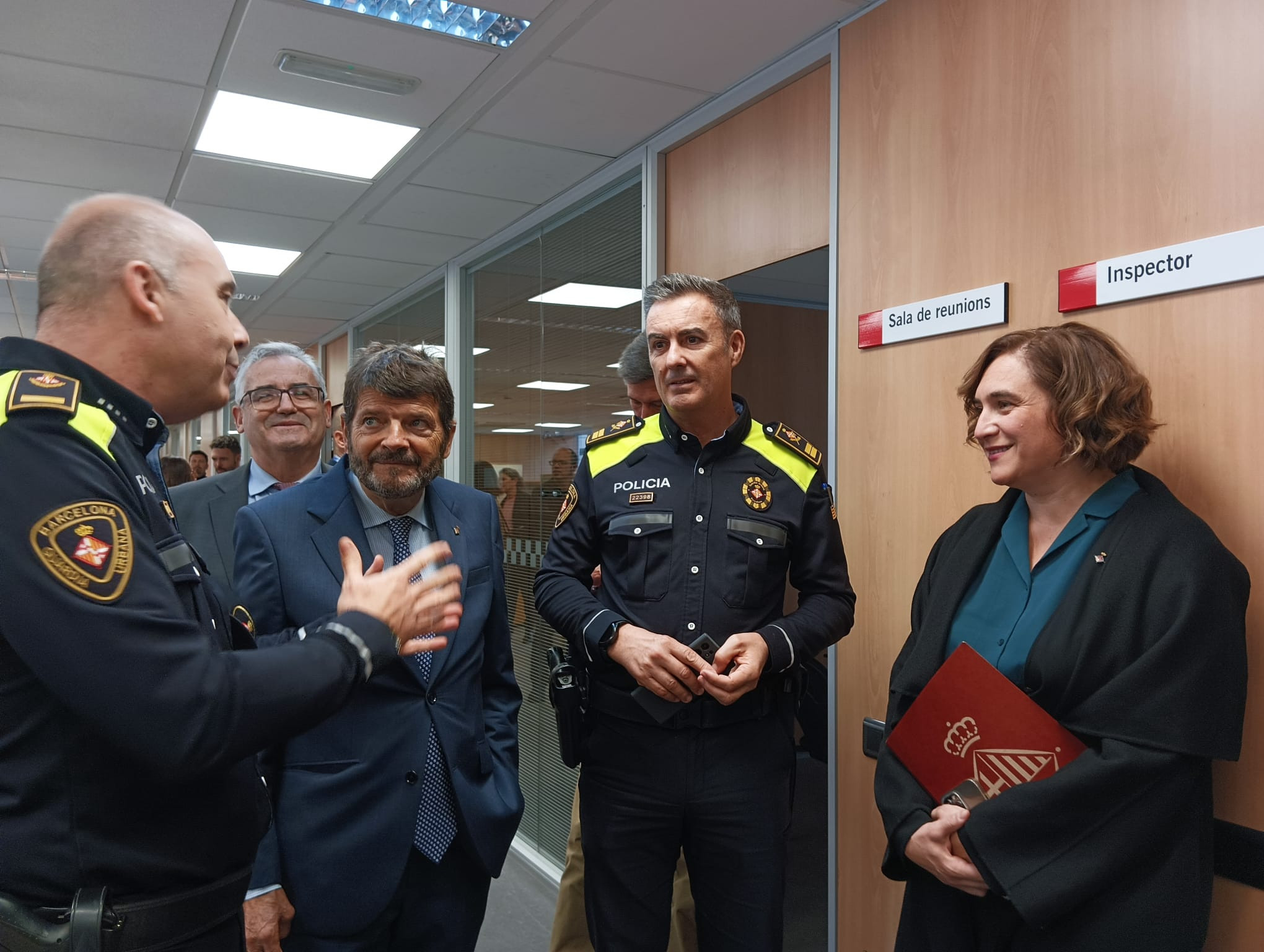 Colau y Batlle en la nueva comisaría de la Guardia Urbana de Barcelona / METRÓPOLI