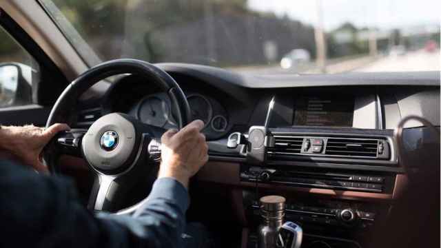 Conductor al volante de un coche