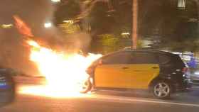 El taxi que ha ardido en plena avenida Diagonal de Barcelona / ÉLITE TAXI