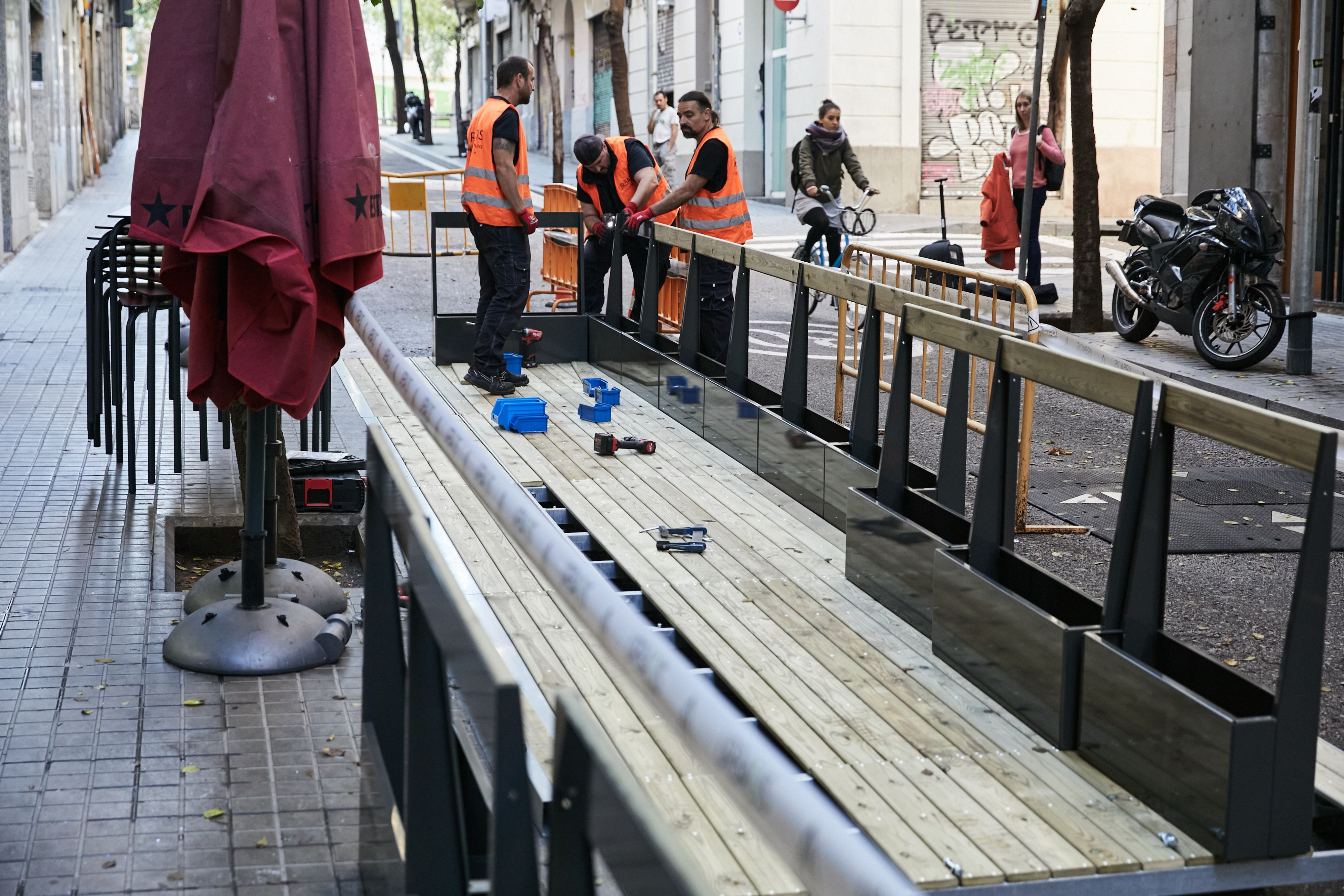 Construcción de nuevas plataformas para preservar las terrazas covid / ARNAU DALMASES
