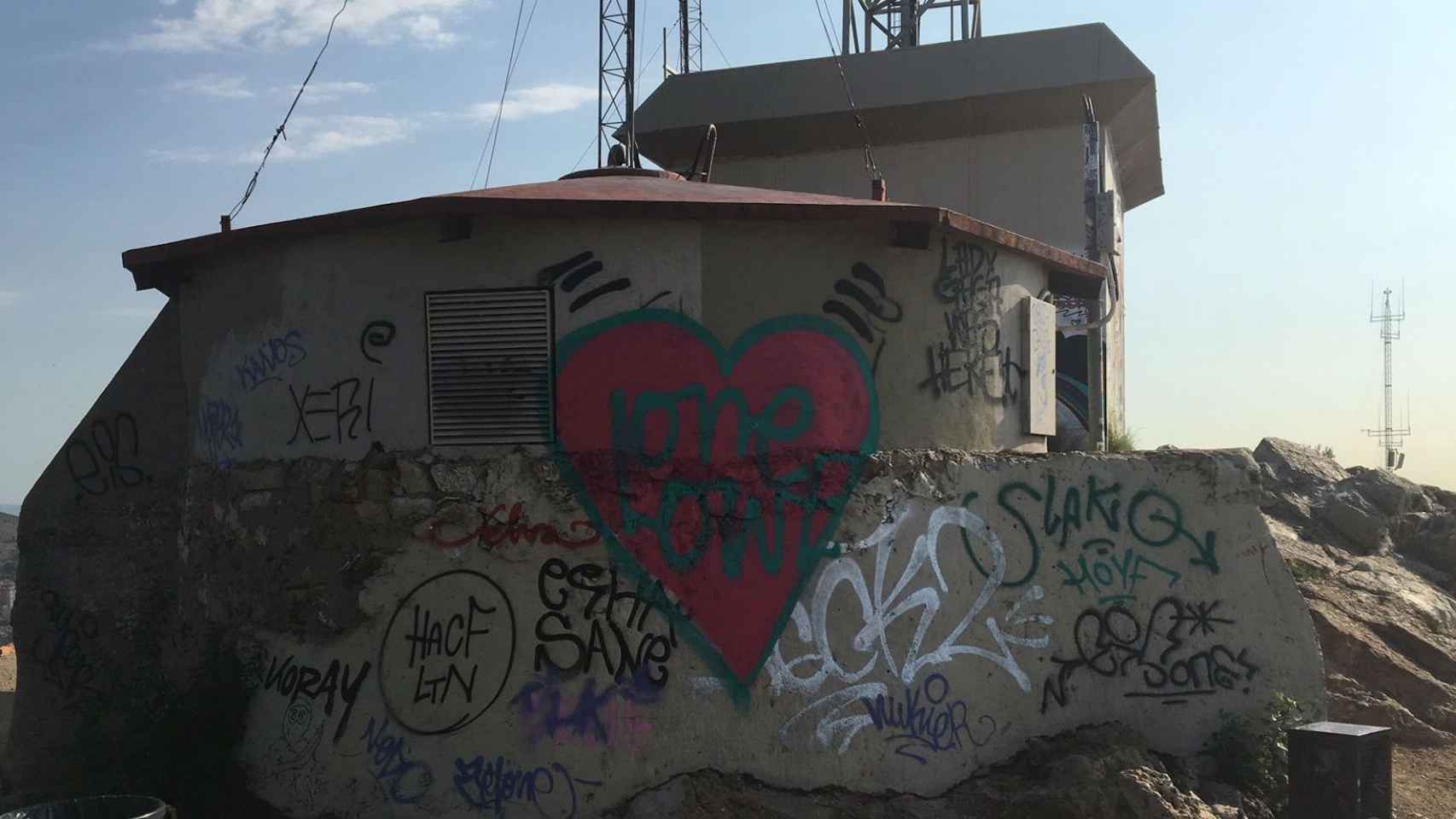 Una imagen de los búnkeres del Carmel, lleno de grafitis / METRÓPOLI