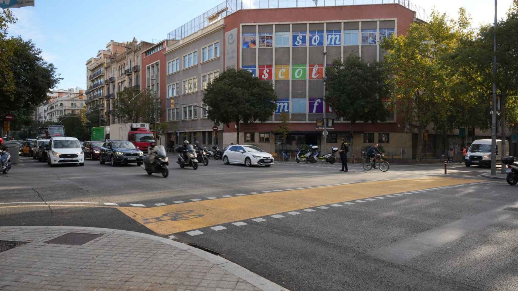 Semáforo fuera de servicio en la calle de Aragó / LUIS MIGUEL AÑÓN