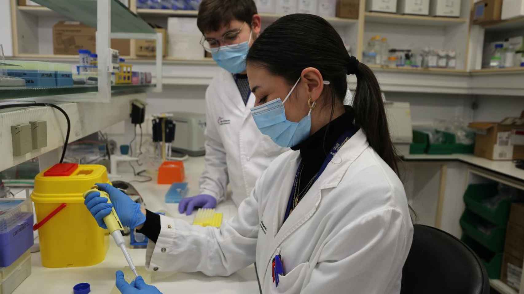 Dos investigadores científicos en un laboratorio haciendo pruebas / ARCHIVO