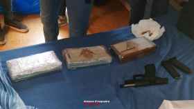 La droga y el arma encontrada en el piso del Eixample / MOSSOS