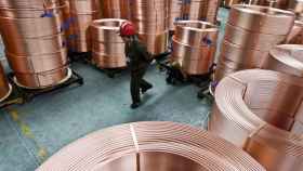 Un trabajador rodeado de toneladas de cobre / RRSS