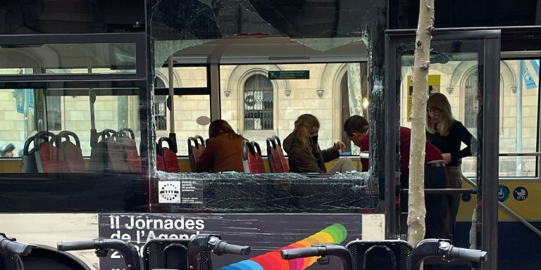 Imagen del autobús accidentado de TMB / METRÓPOLI