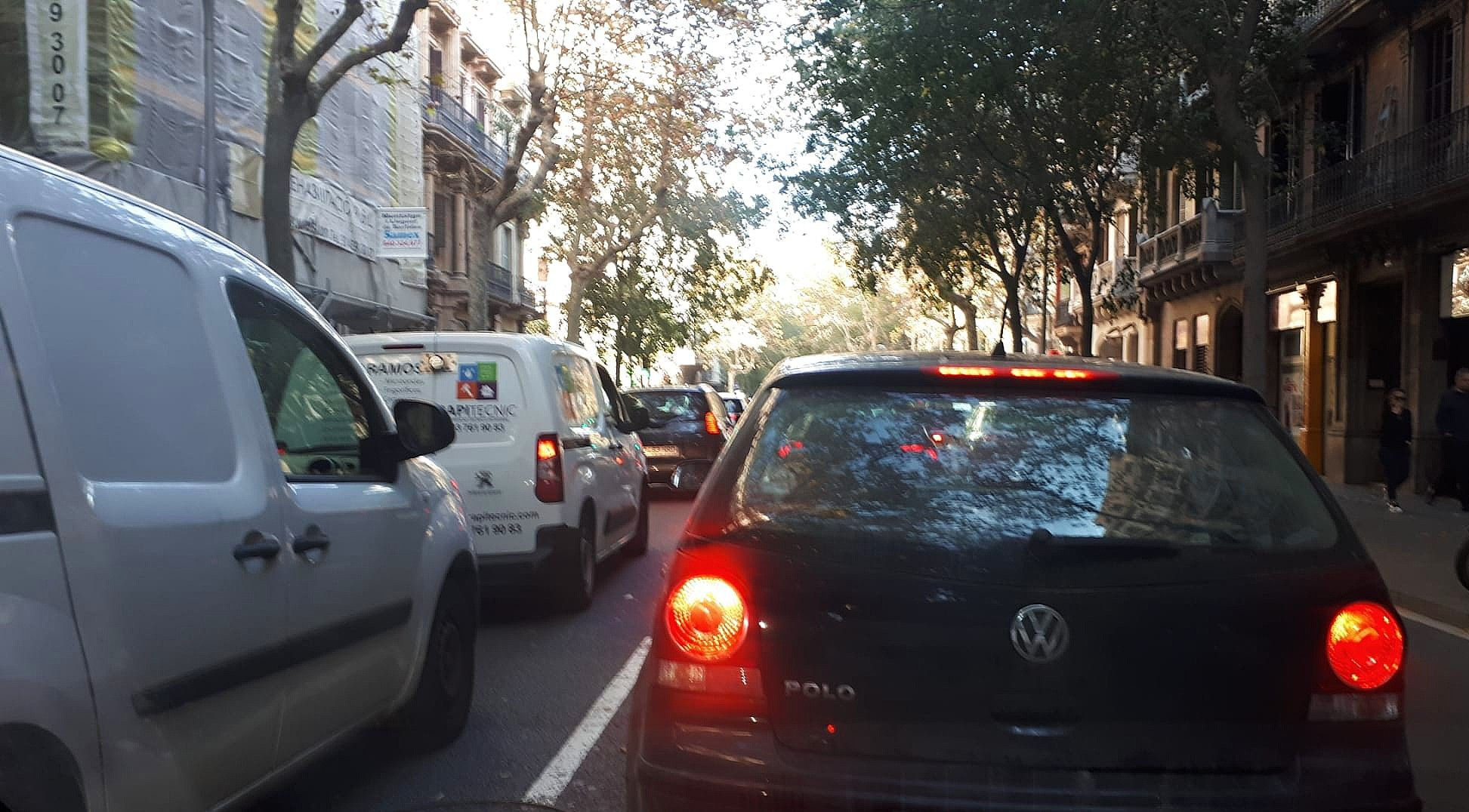 Tráfico en la calle de València tras el corte de Gran Via / METRÓPOLI