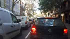 Tráfico en la calle de València de Barcelona en una imagen de archivo / METRÓPOLI