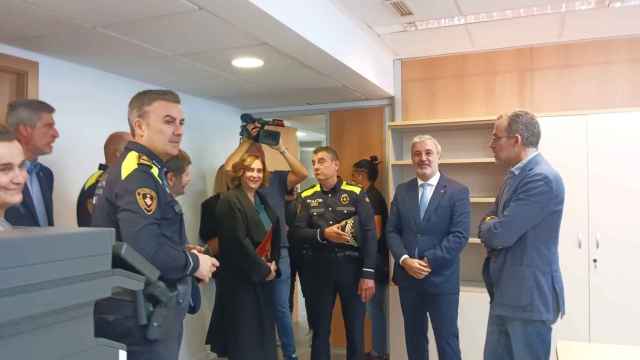 Ada Colau y Jaume Collboni en el interior de la nueva comisaría de Ciutat Vella de la Guardia Urbana / ALBA GIBERT-METRÓPOLI